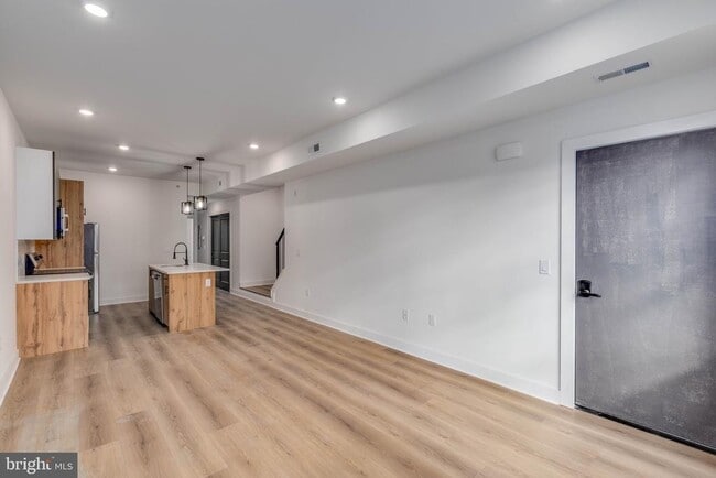 Building Photo - 1222 W Silver St