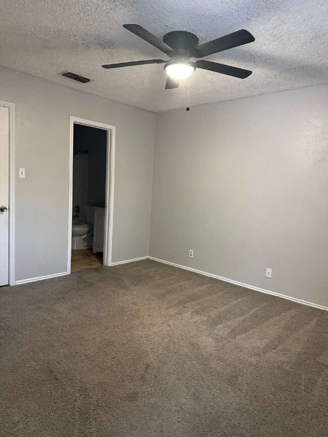 Building Photo - Two Bedroom/Two Bathroom Duplex Between Ki...