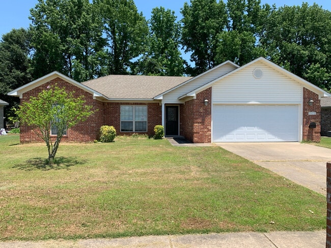Building Photo - 2408 Versailles Dr