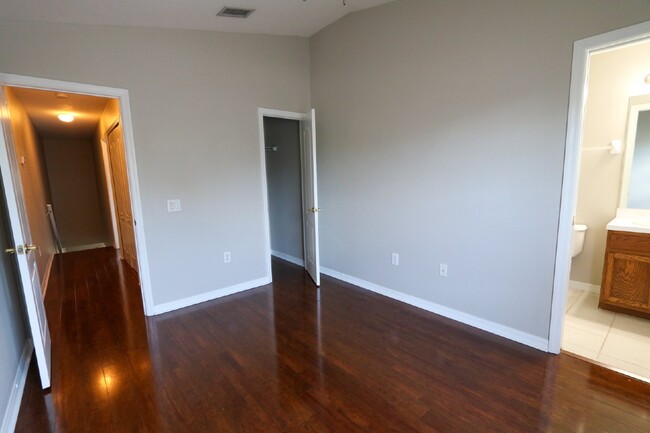 Building Photo - Spacious 3-Bedroom Townhome in Gated Kings...