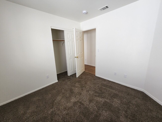 Building Photo - Lovely Single Story Home