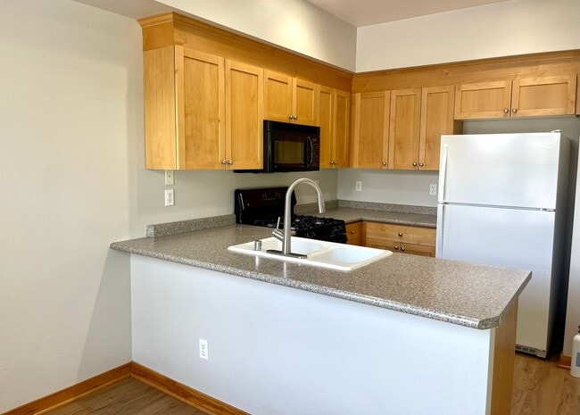 Building Photo - Desirable Downtown Poulsbo Place condo
