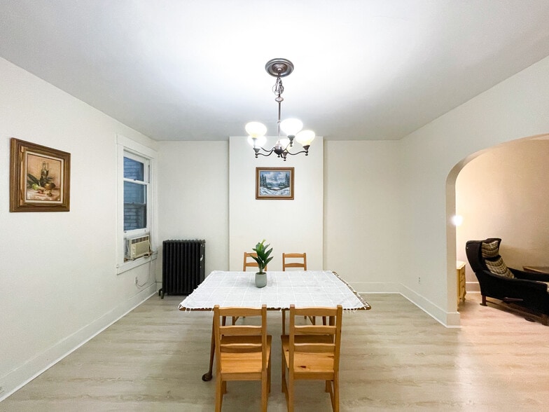 Building Photo - 1041 Mirror St