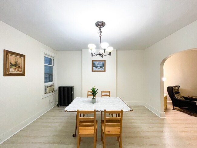 Building Photo - 1041 Mirror St