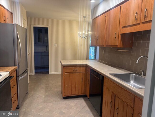 Building Photo - 14 Oak Knoll Dr