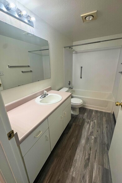 Building Photo - OUTLOOK APTS