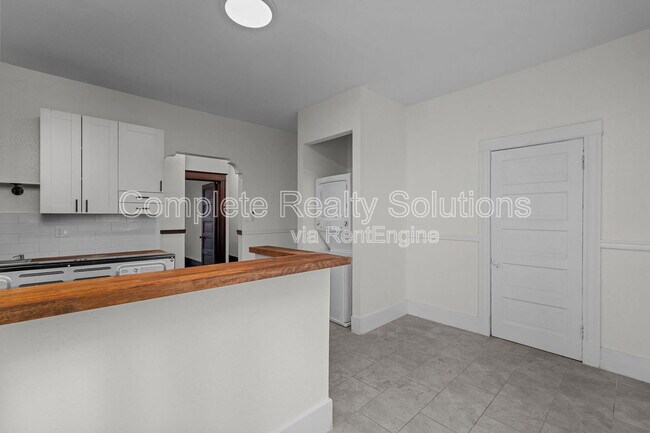 Building Photo - 2042 Russell Blvd