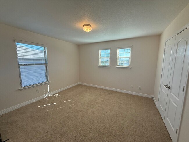 Building Photo - New Braunfels Gem!