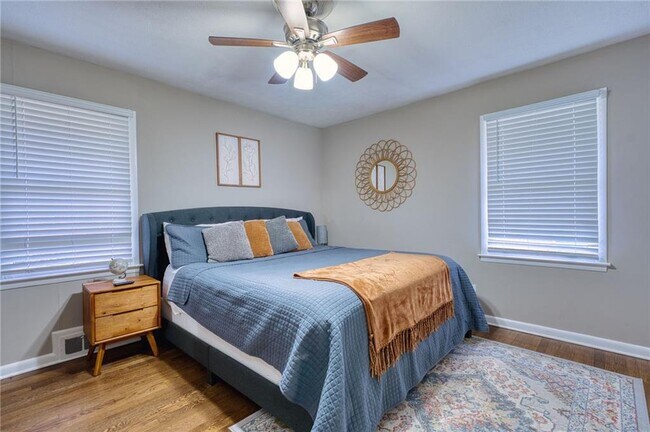 Building Photo - 2418 Brookdale Dr NE