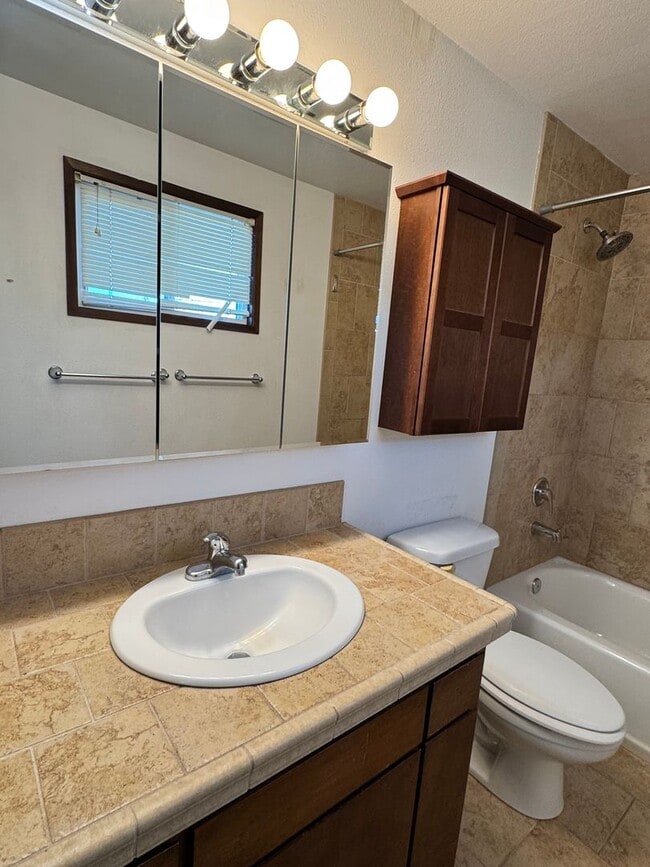 Building Photo - West Valley 4br 2.5 ba DBL attached garage, POOL