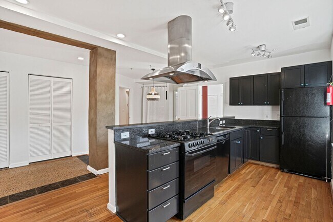 Building Photo - 2 Bedroom Beauty in Bloomingdale! Pets Wel...