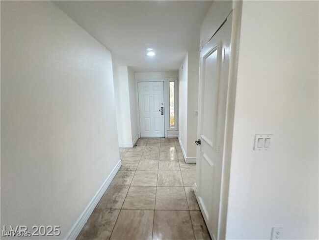 Building Photo - 270 E Flamingo Rd