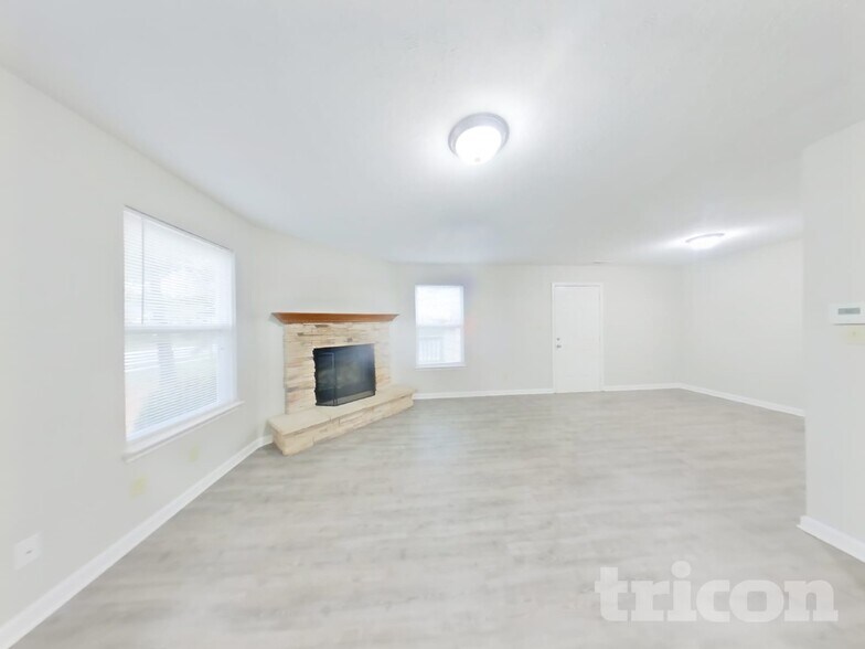 Building Photo - 1296 Edgewater Dr