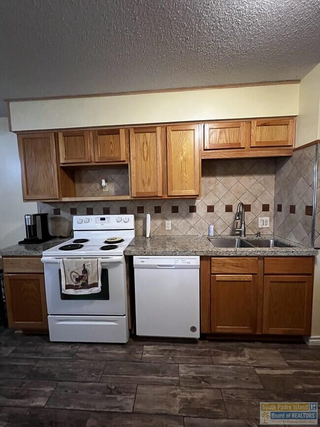 Building Photo - 603 Continental Dr