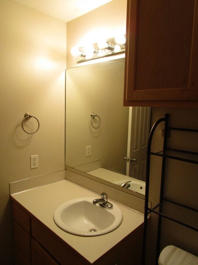 Building Photo - 1925 Wildflower Way