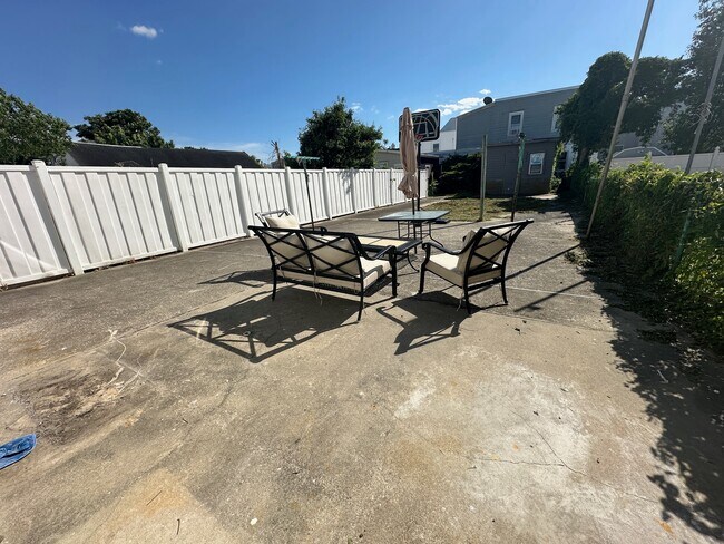 Building Photo - 124 N Portland Ave