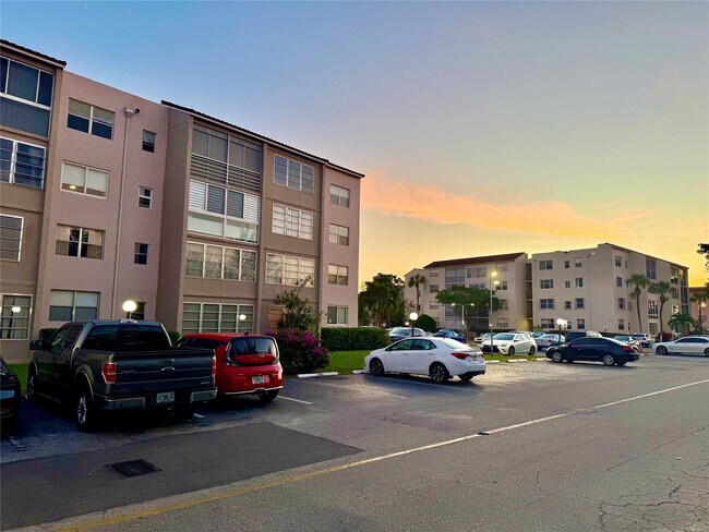 Building Photo - 2821 Somerset Dr