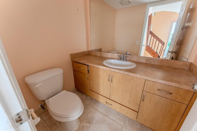 Building Photo - 626 NE 195th St