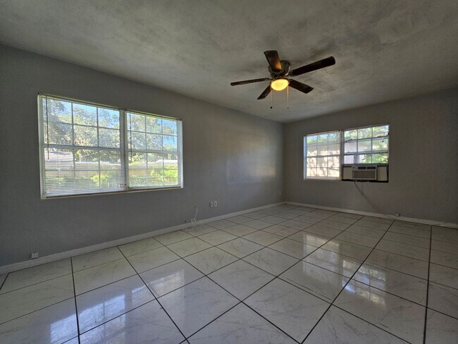 Building Photo - Charming 3-Bedroom, 2-Bath Home with Bonus Room and Detached Garage in Lakeland!!