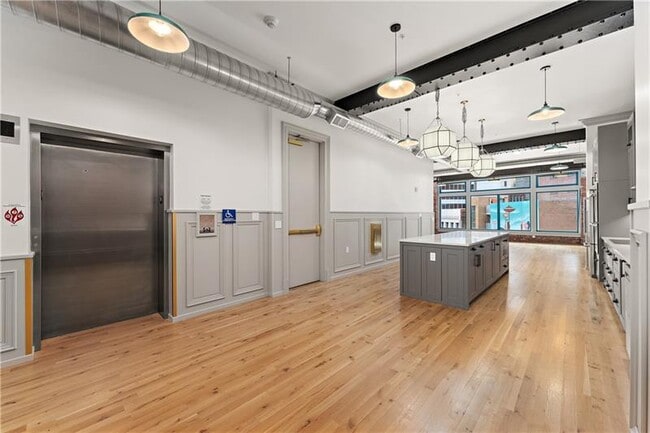Building Photo - 915 Liberty Ave
