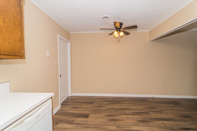 Building Photo - 705 June Dr