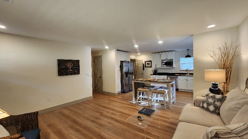 Building Photo - 1704 S Forest Dr