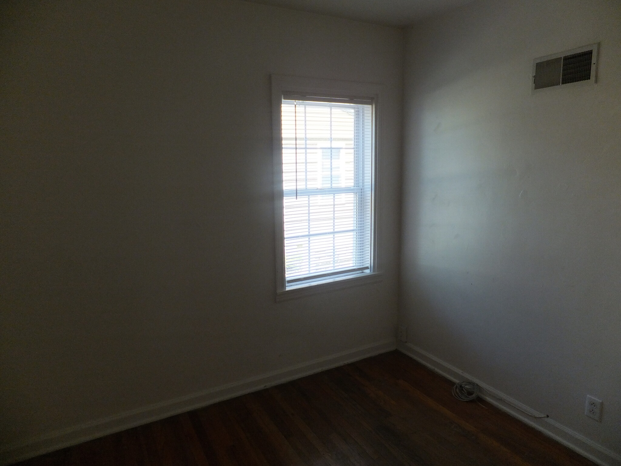 main floor rear bedroom - 905 Ashland Rd