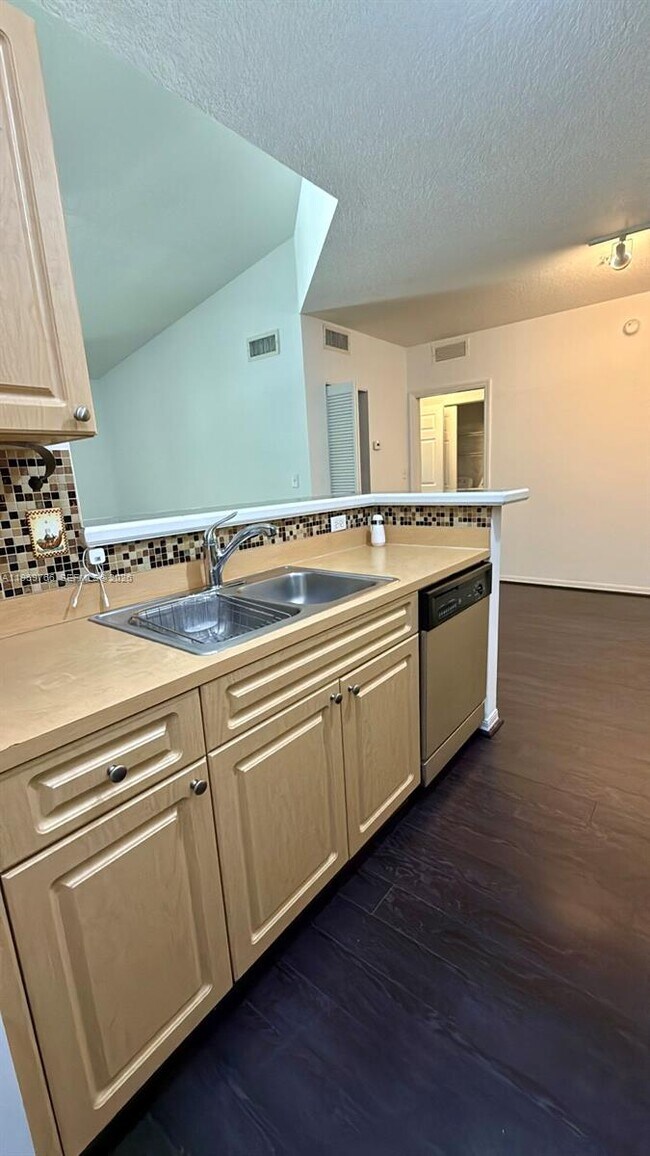 Building Photo - 6831 SW 44th St