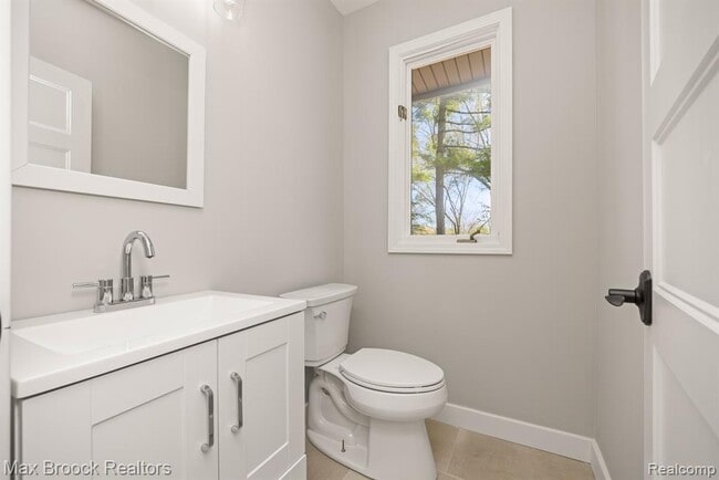 Building Photo - 5240 Clarendon Crest St