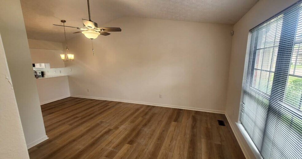 Building Photo - 1836 Queensbridge Cir