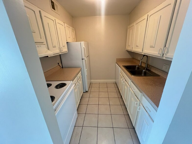 Building Photo - 4401 S 27th St