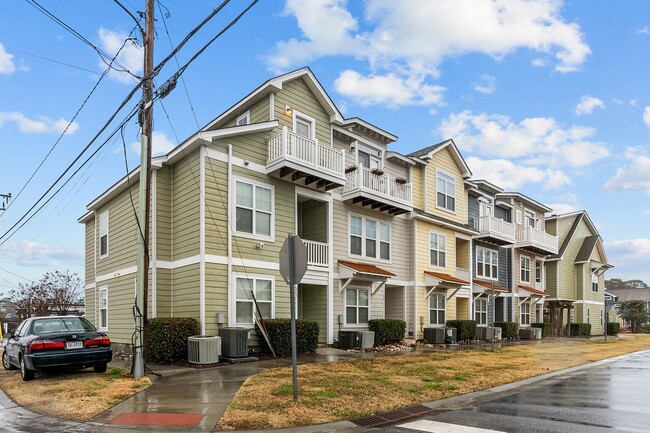 Building Photo - Stylish 3-Bedroom Condo in Virginia Beach.