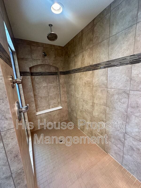 Building Photo - 2122 Longfin Ct