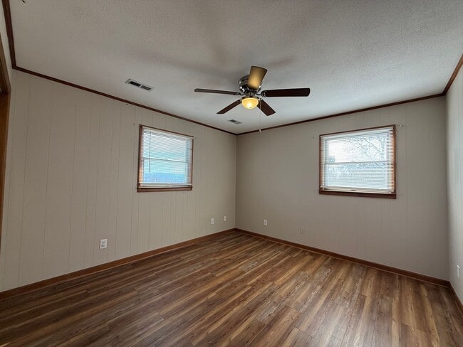 Building Photo - 5 Bedroom, 2 Bathroom Home in Greene County, TN