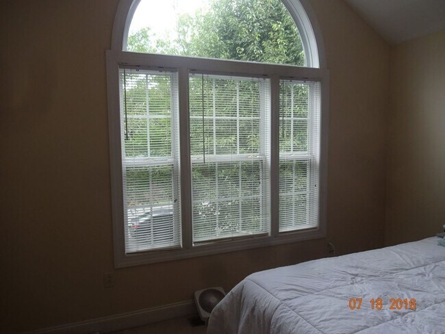 Building Photo - 4 bedroom 3 bath Townhouse