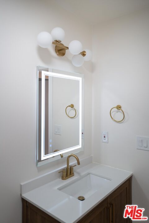 Building Photo - 860 S Kingsley Dr