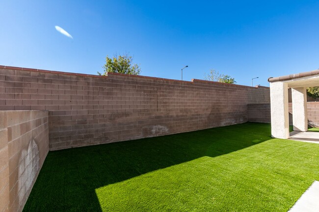 Building Photo - SUMMERLIN BEAUTY WITH UPGRADES*3 LARGE BED...