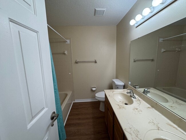 Building Photo - Spacious 3/2 Home with Screened Patio and Large Yard *Lawn Care Included!*