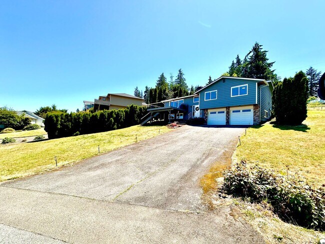 Building Photo - Rental with Views of Utsalady Bay and Mt B...