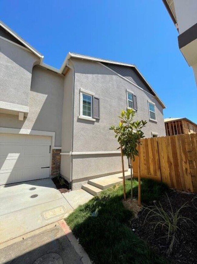 Building Photo - 5 Bedroom Close to Beale Air Force Base