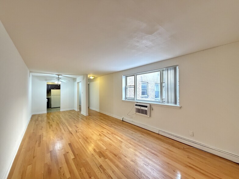 Building Photo - 3710 N Pine Grove Ave