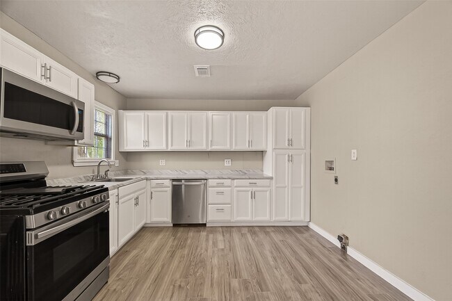 Building Photo - 1221 Parkway Dr