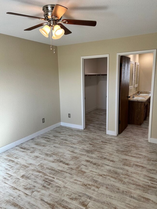 Building Photo - 2 bed 2 bath home two blocks from beach-pet friendly!