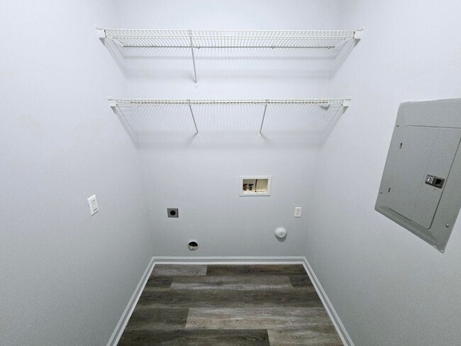 Building Photo - NEW LISTING: Stunning 3 Bed, 2 Bath Condo in Burlington!