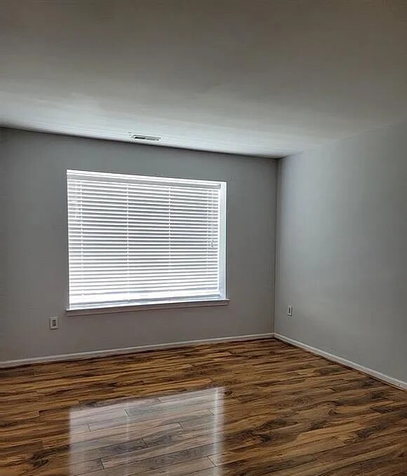 Building Photo - 1302 Commons at Kingswood Dr
