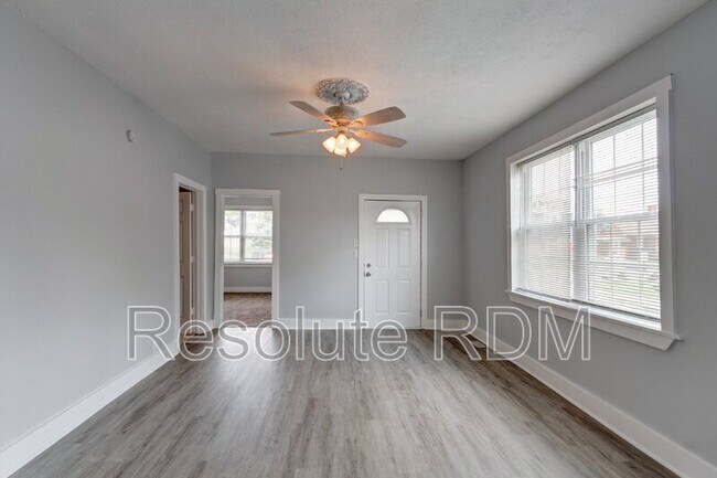 Building Photo - 743 Cottage Ave