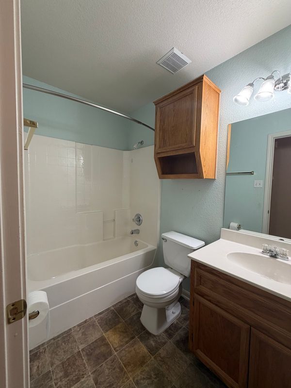 Building Photo - 715 Lakeview Dr