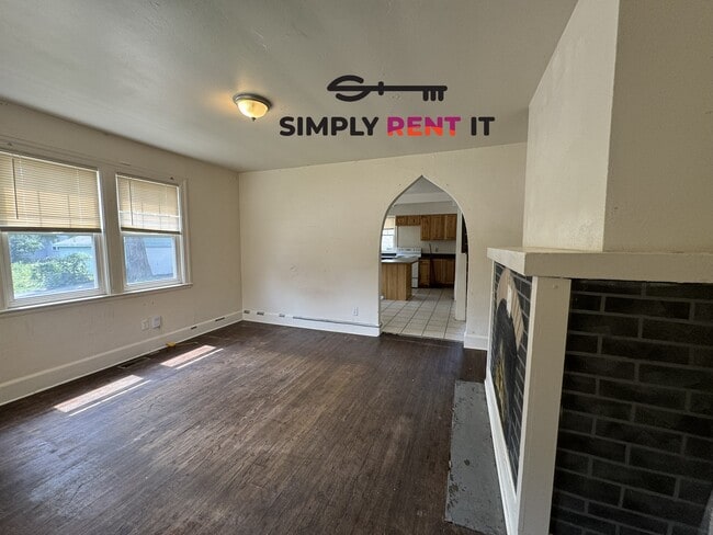 Primary Photo - 4 Bedroom House Near Campus