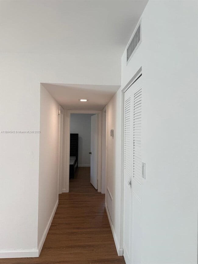 Building Photo - 10794 N Kendall Dr