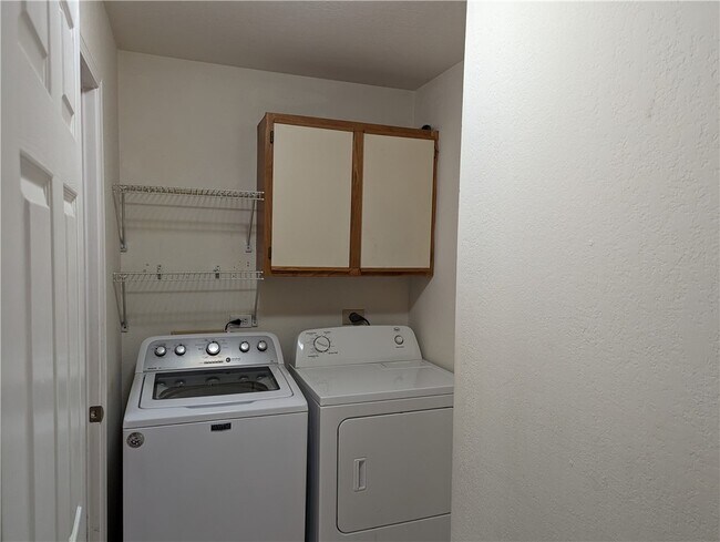 Building Photo - 2082 E Farr Ln